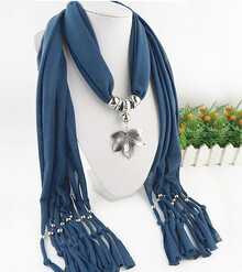 Синий шарф-колье с бусинами